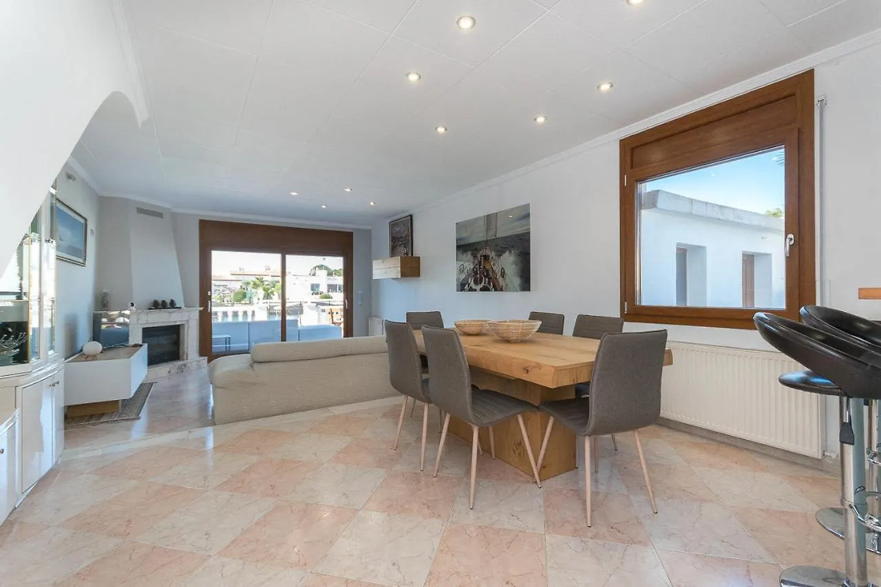 Holiday home Casa Con Vista Al Canal Villa Roses