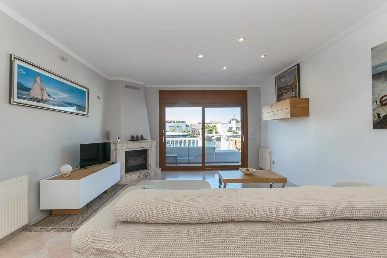 Holiday home Casa Con Vista Al Canal Villa Roses