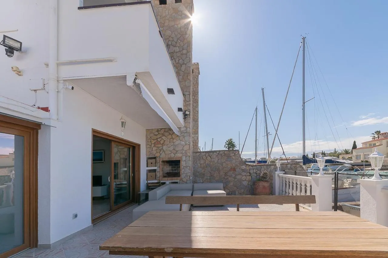 Holiday home Casa Con Vista Al Canal Villa Roses Spain