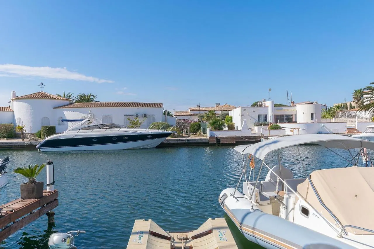 Casa Con Vista Al Canal contacts
