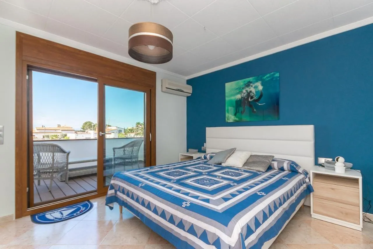 Holiday home Casa Con Vista Al Canal Villa Roses
